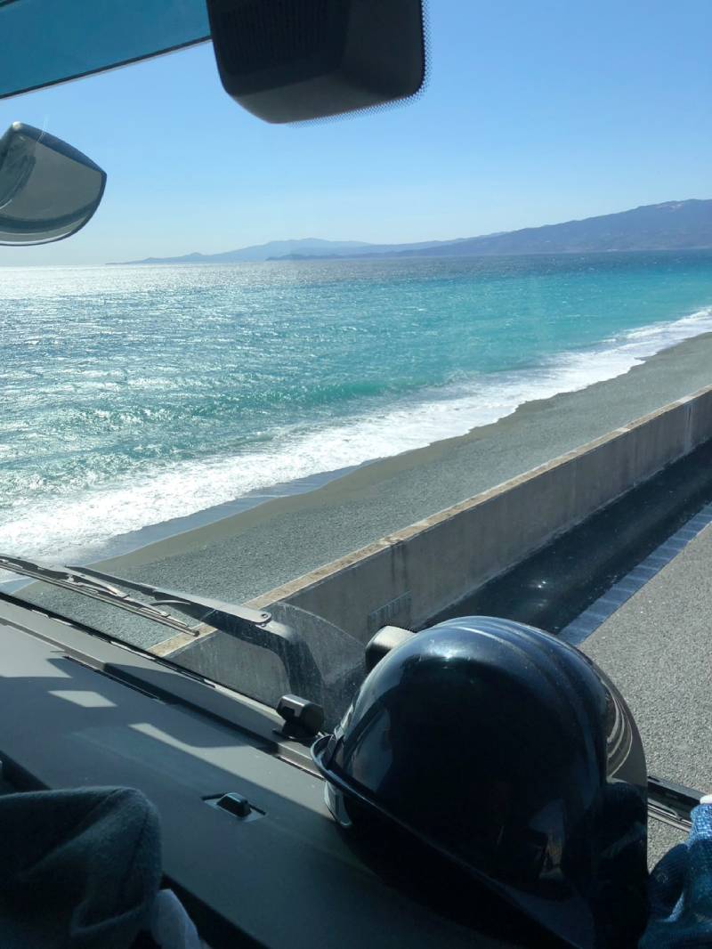 積載車に積み込まれる車